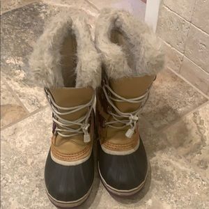 Sorel Kids boots size 4 (Fit women’s size 6)
